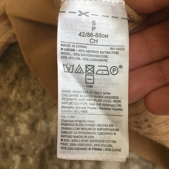 Banana Republic Sweater - Picture 4 of 4